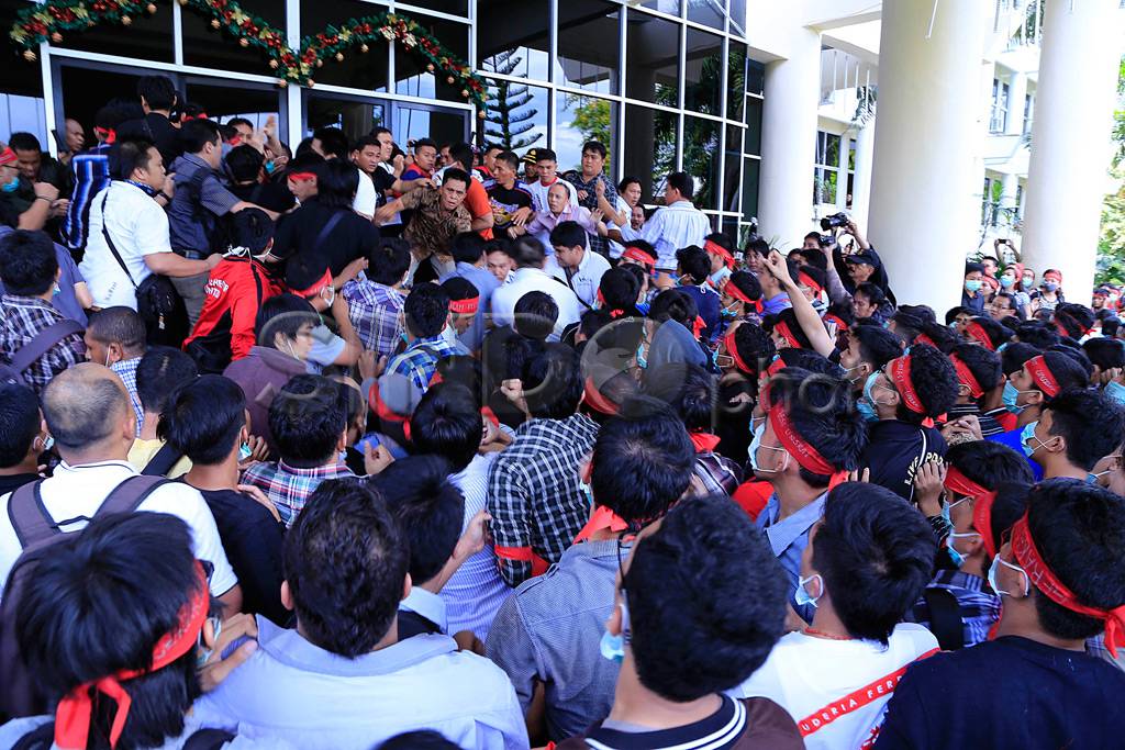 Bentrokan saat unjuk...