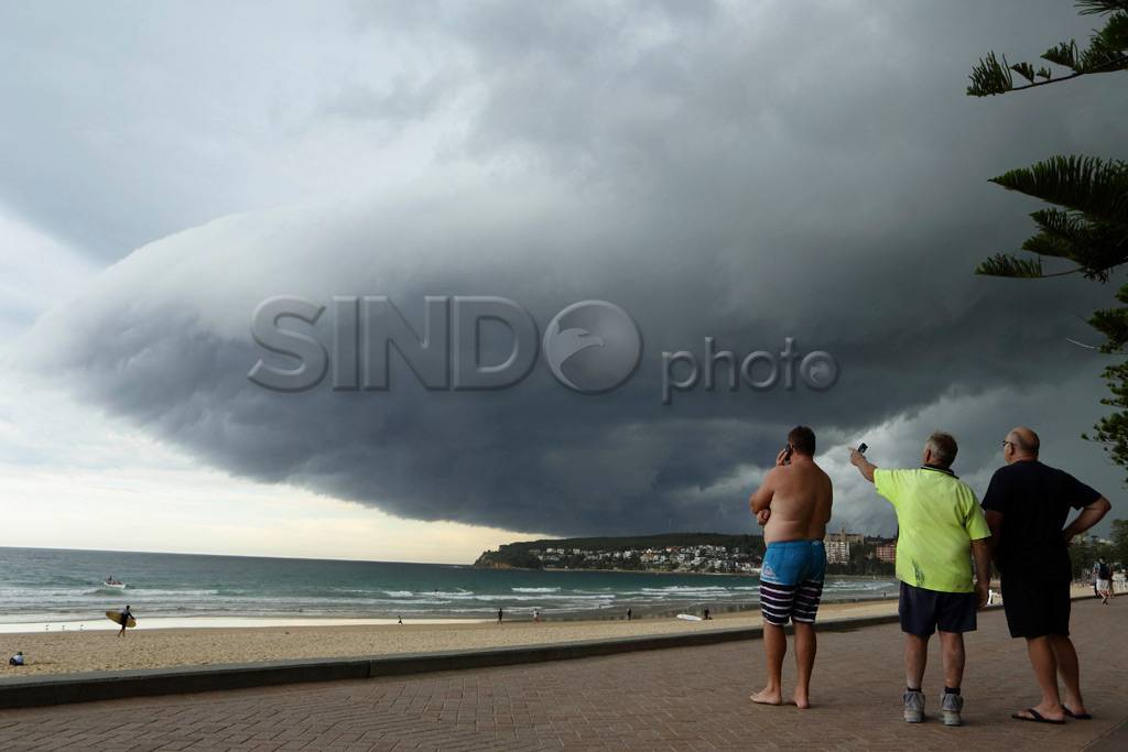Awan badai lintasi Pantai...