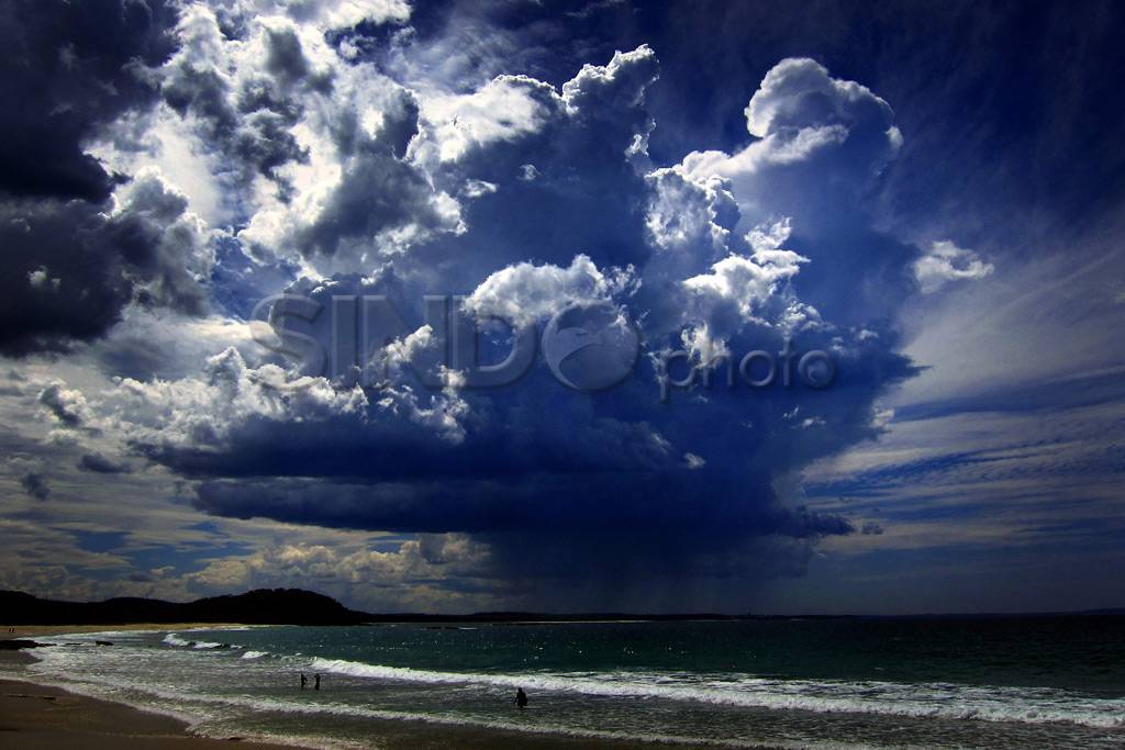 Awan badai lintasi Pantai...