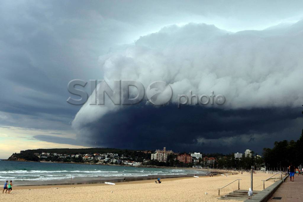Awan badai lintasi Pantai...