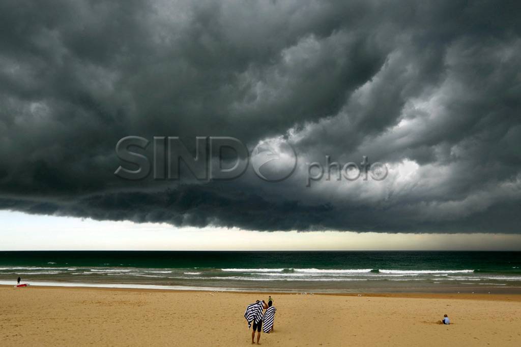 Awan badai lintasi Pantai...