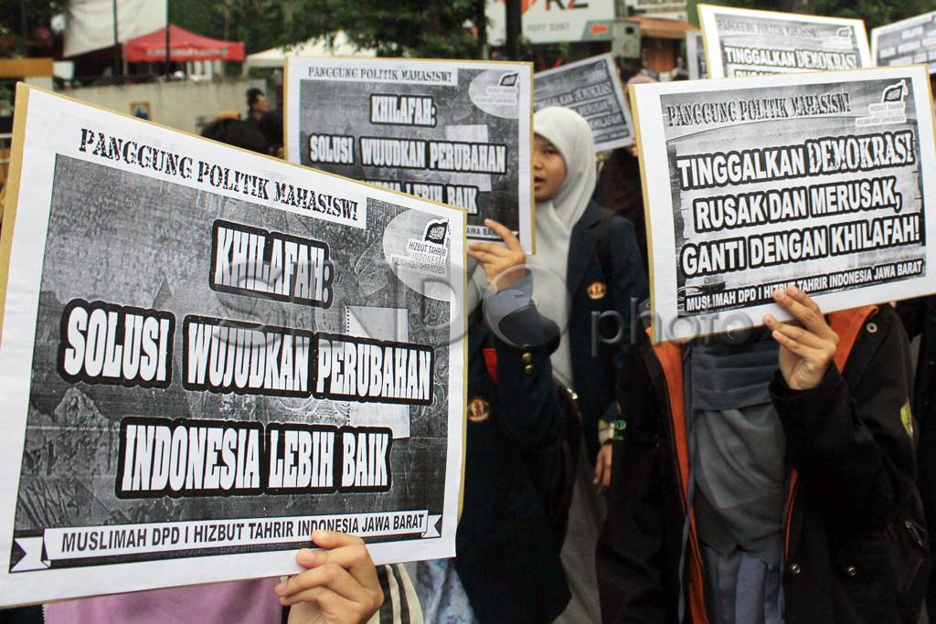 Muslimah HTI tuntut...