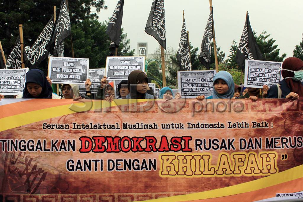 Muslimah HTI tuntut...
