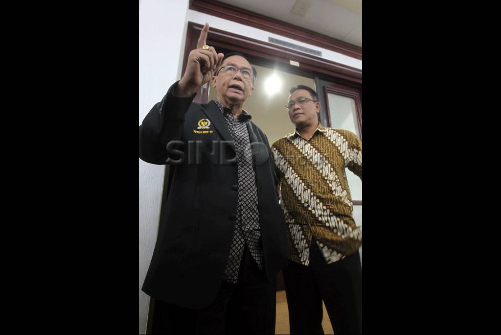 Ketua MPR dan Ketua...