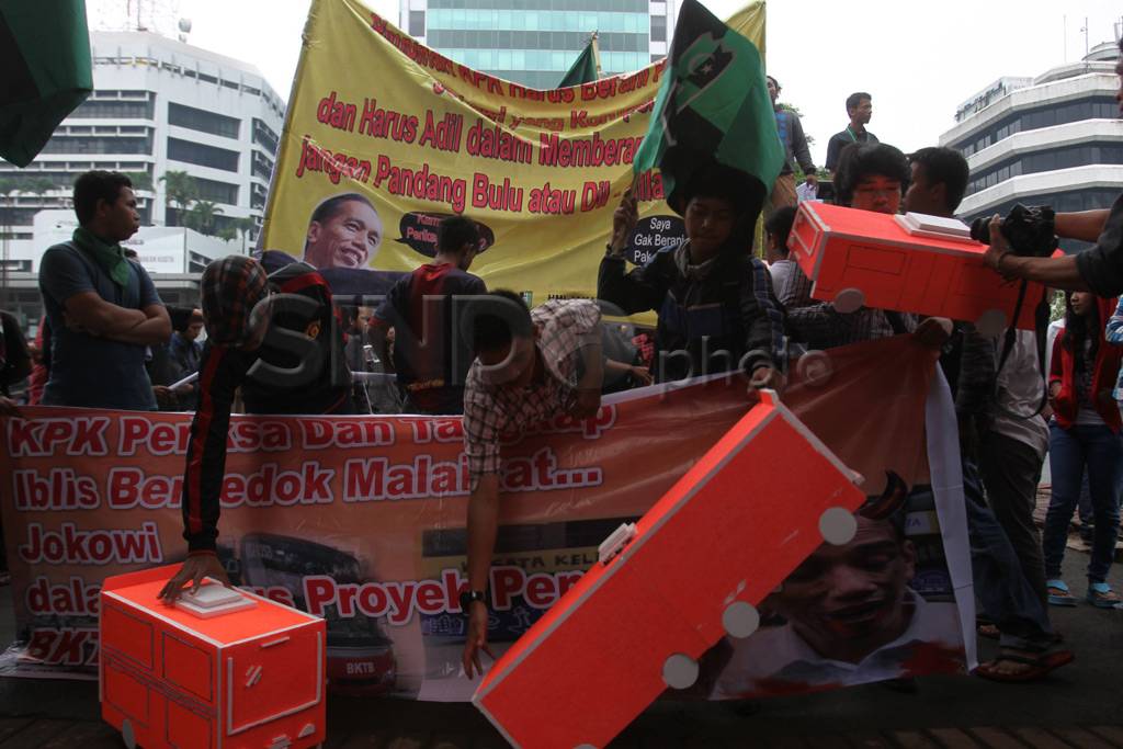 Demo pengadaan Bus Transjakarta...