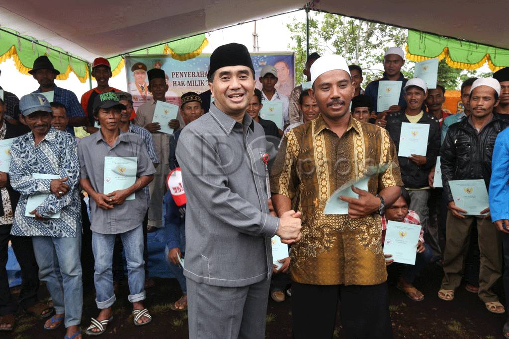 Puluhan transmigran...