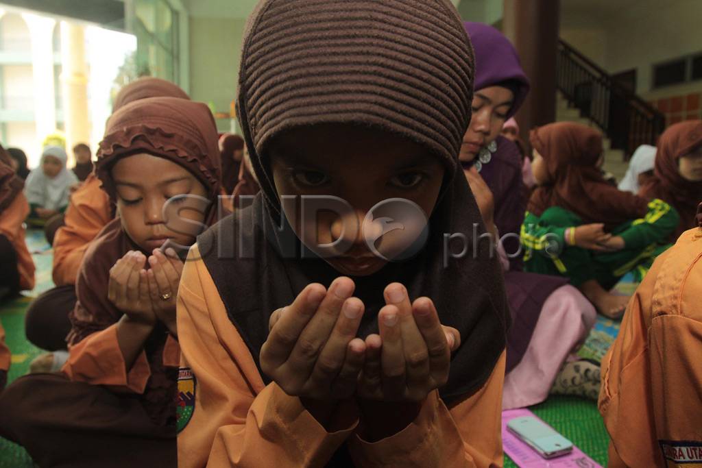 Siswa SD gelar doa untuk...