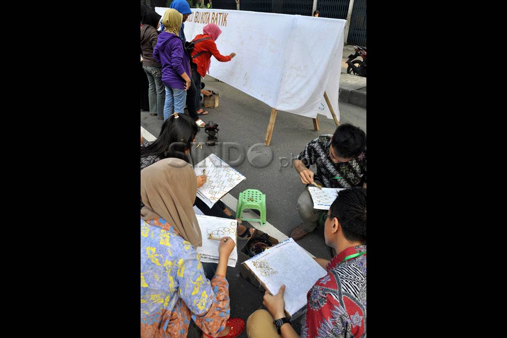 Lestarikan batik, puluhan...