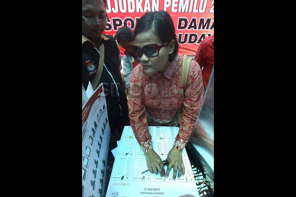 Tuna netra latihan mencoblos