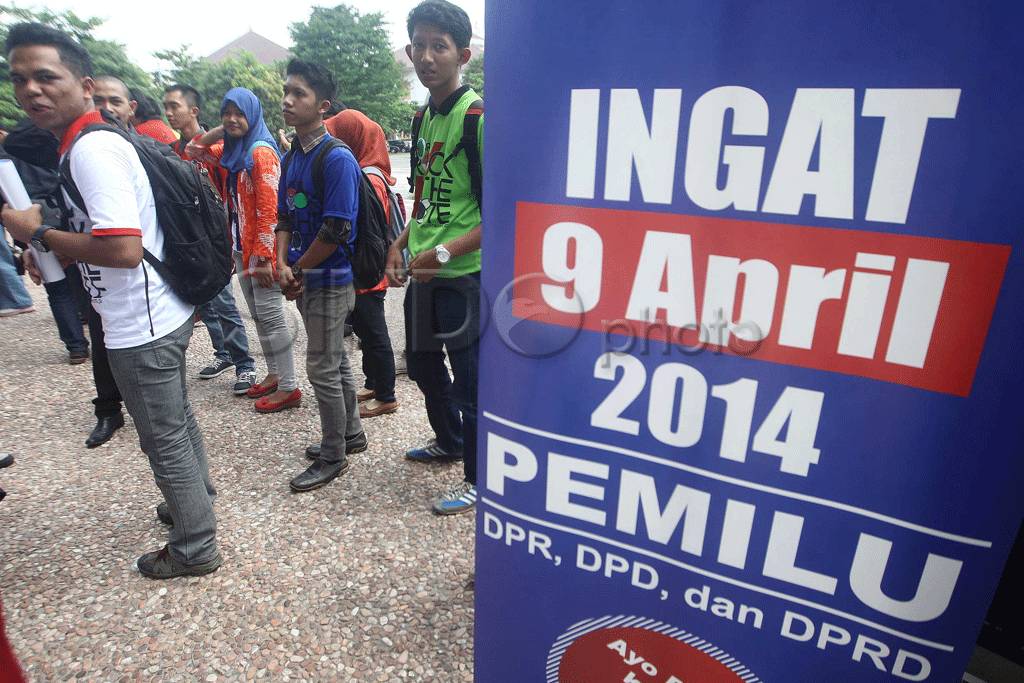 Ratusan mahasiswa dan...