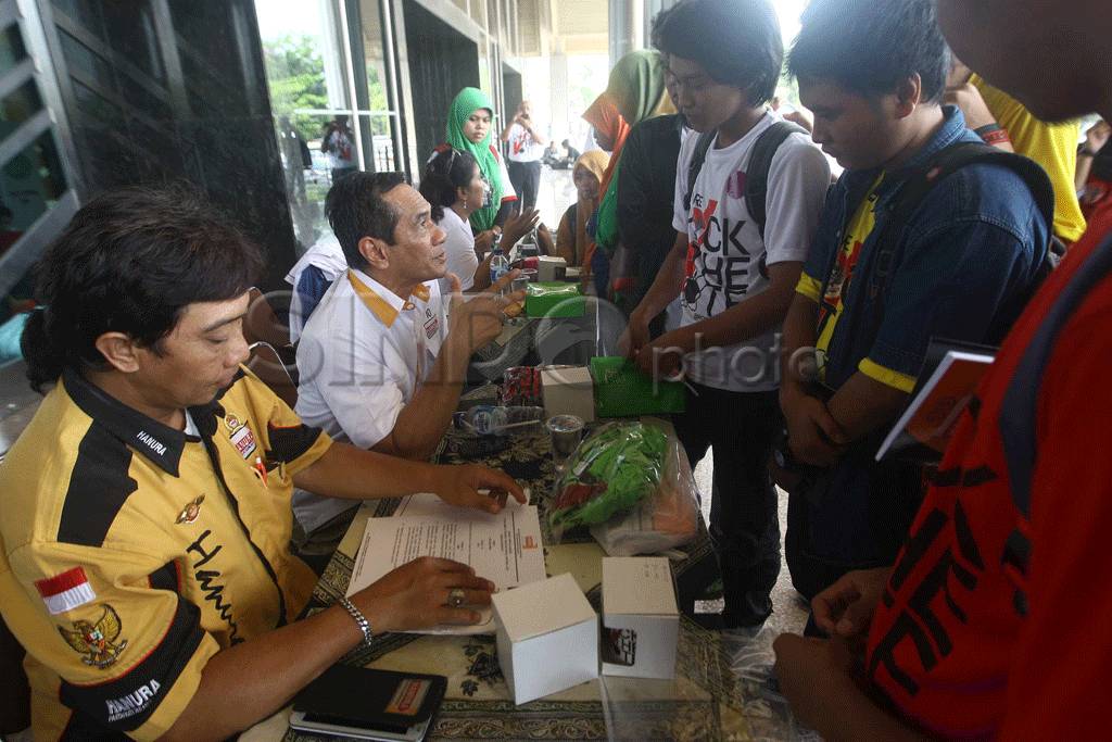 Ratusan mahasiswa dan...