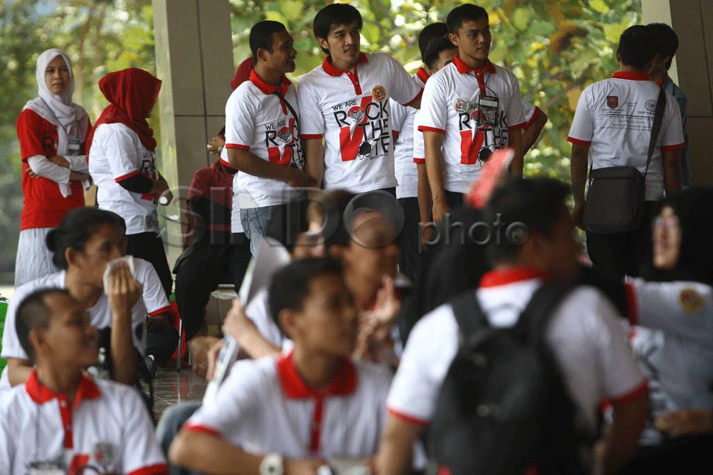 Ratusan mahasiswa dan...