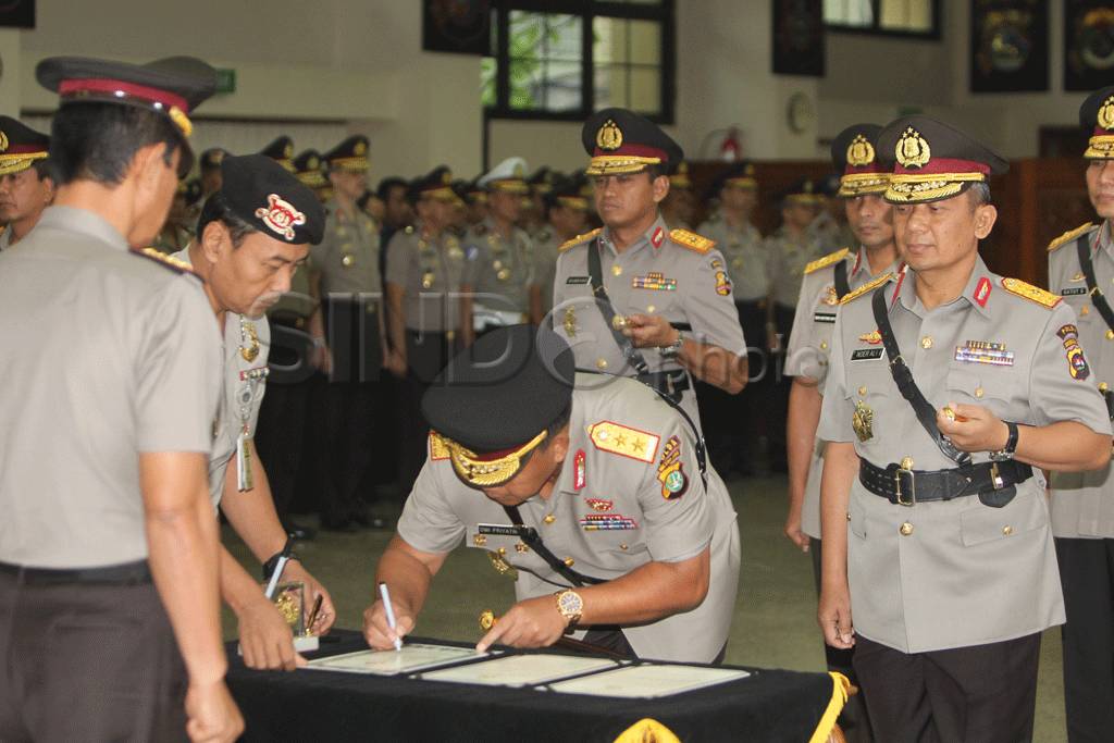 Kapolri lantik empat...