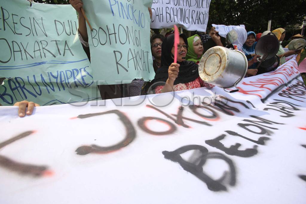 Demo ibu-ibu tolak pencapresan...