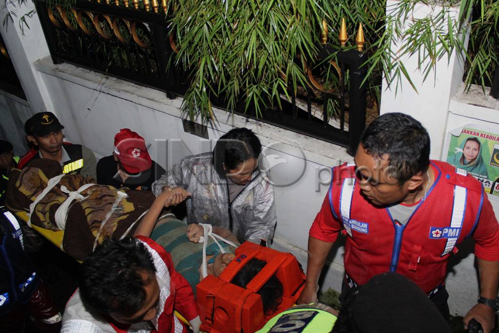 Rumah tertimpa bangunan,...