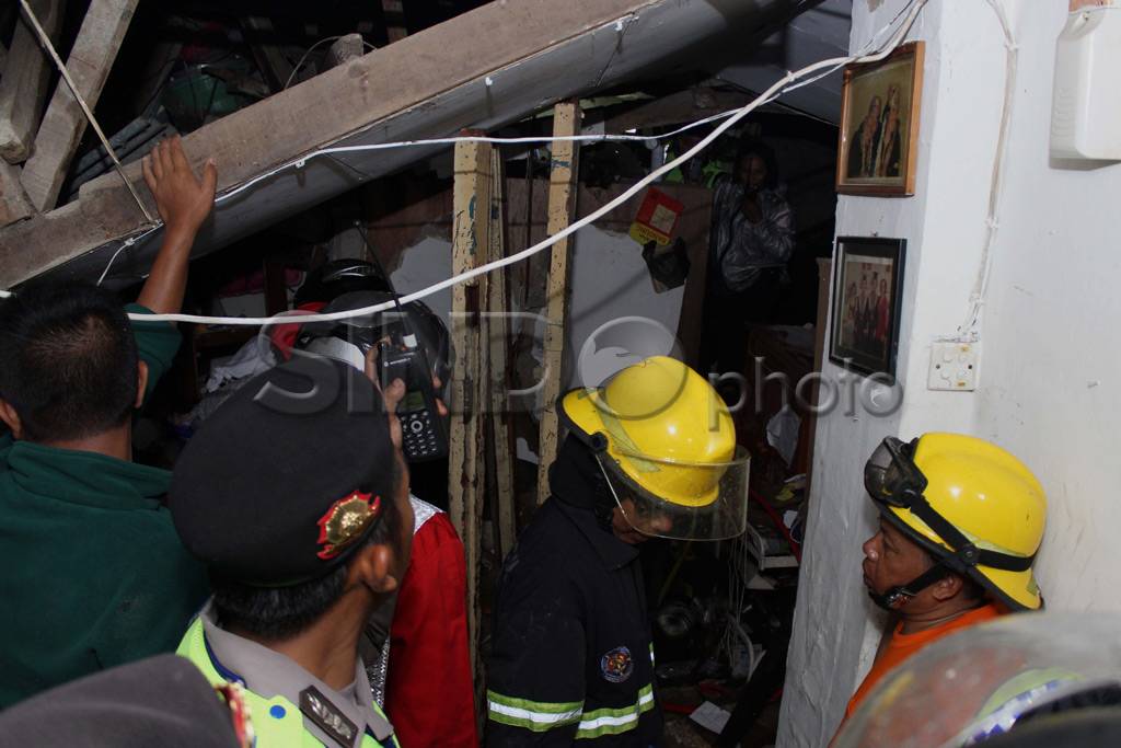 Rumah tertimpa bangunan,...
