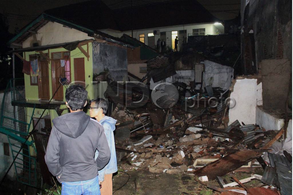 Rumah tertimpa bangunan,...