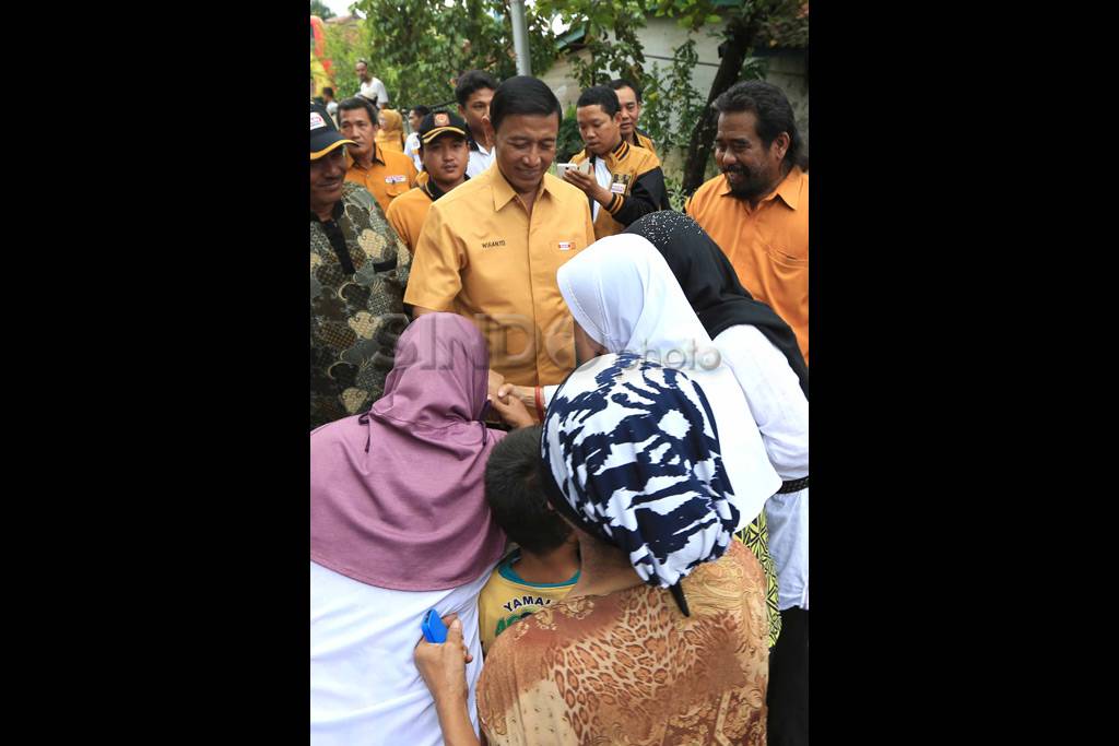 Ribuan warga sambut...