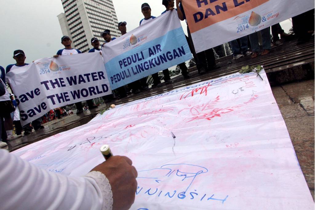 Puluhan warga peringati...