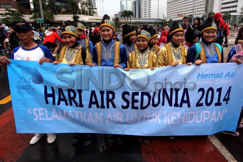 Puluhan warga peringati...