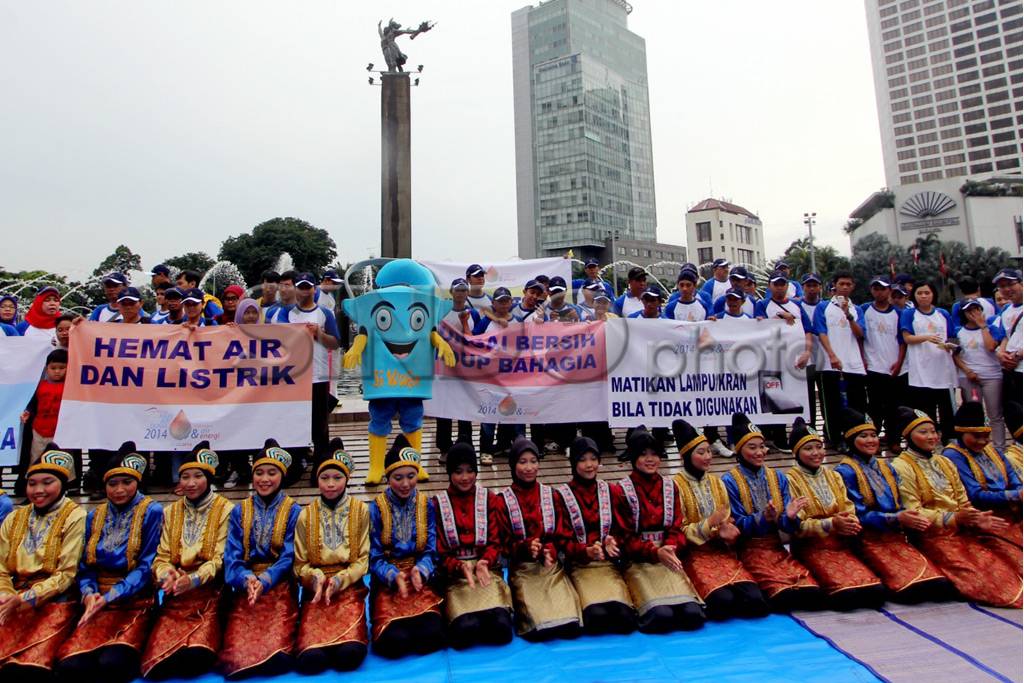 Puluhan warga peringati...