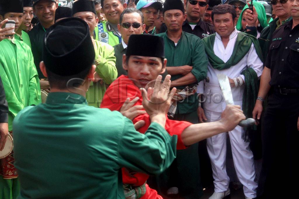 Dendangkan lagu dangdut,...