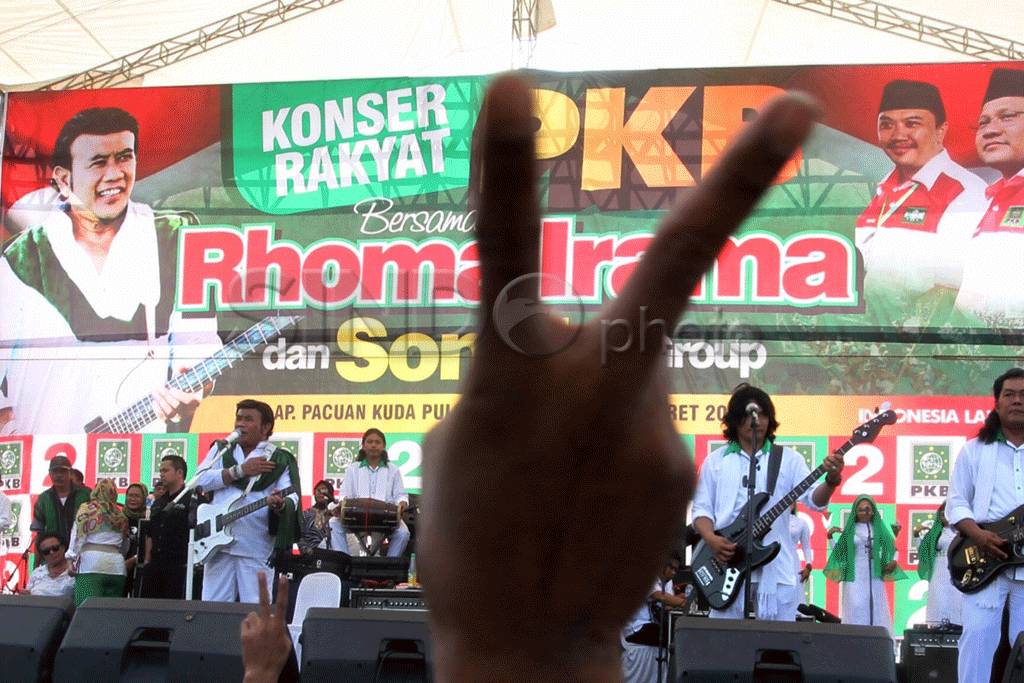 Dendangkan lagu dangdut,...