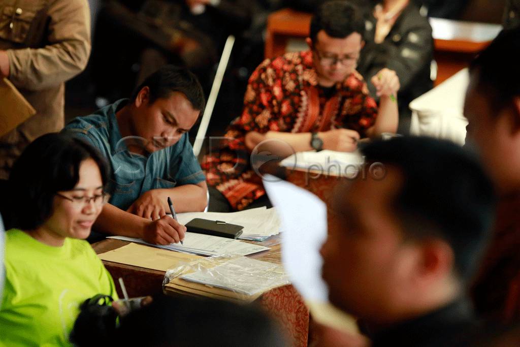 Ratusan warga mengantri...