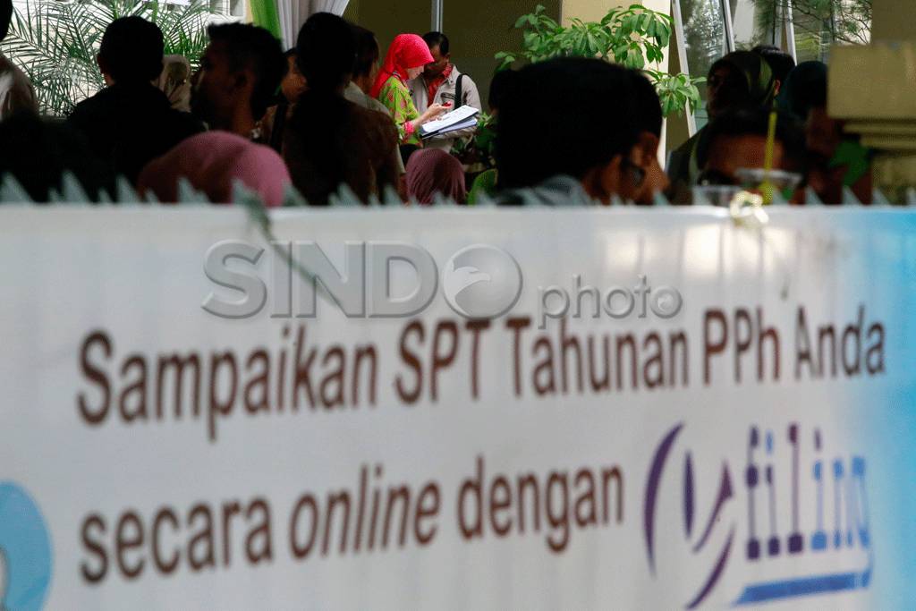 Ratusan warga mengantri...