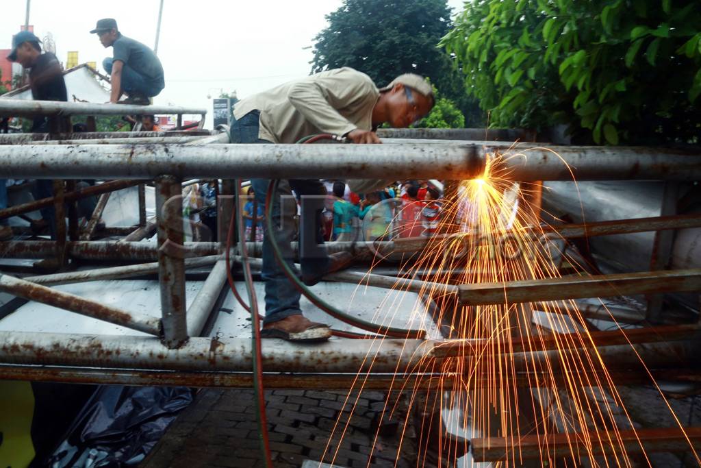Papan reklame raksasa...