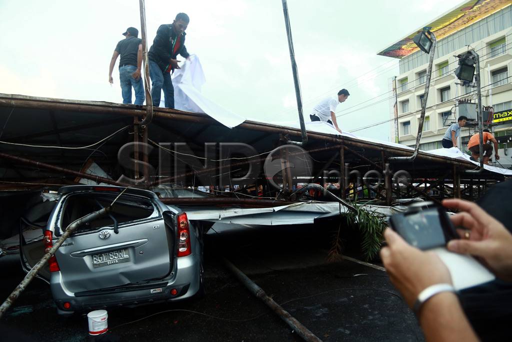 Papan reklame raksasa...