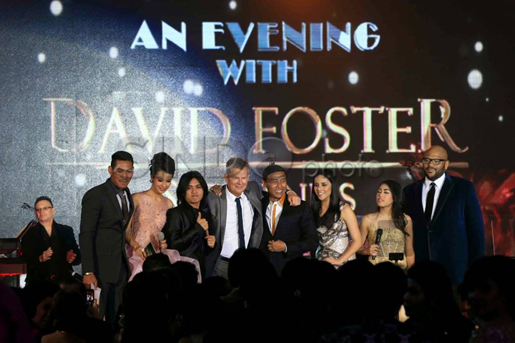 David Foster hibur ribuan...