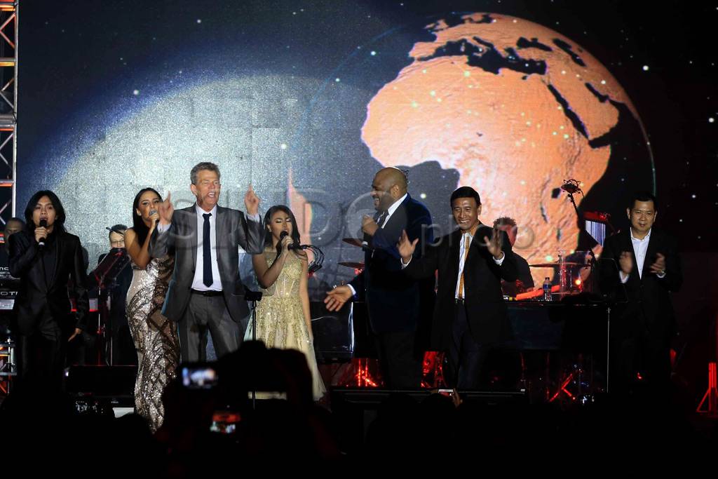 David Foster hibur ribuan...