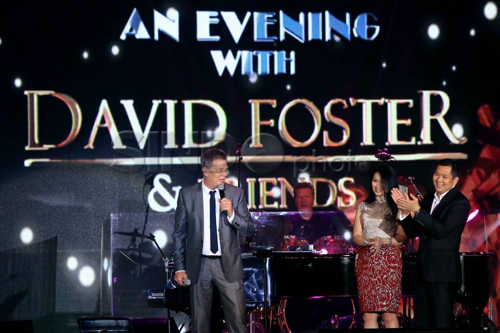 David Foster hibur ribuan...