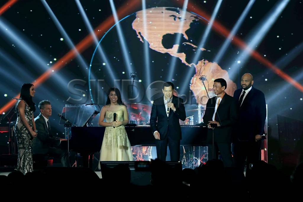 David Foster hibur ribuan...