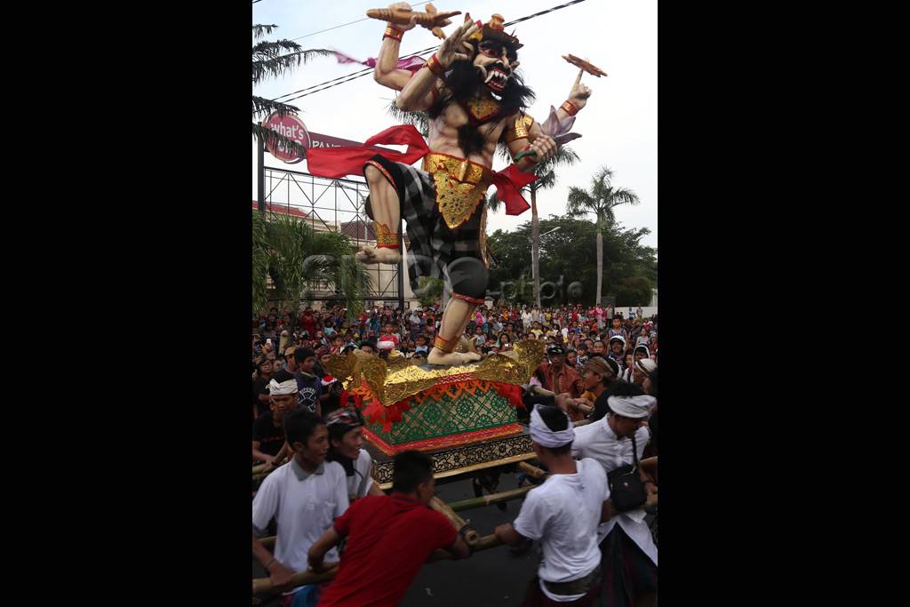 Pawai ogoh-ogoh di Surabaya