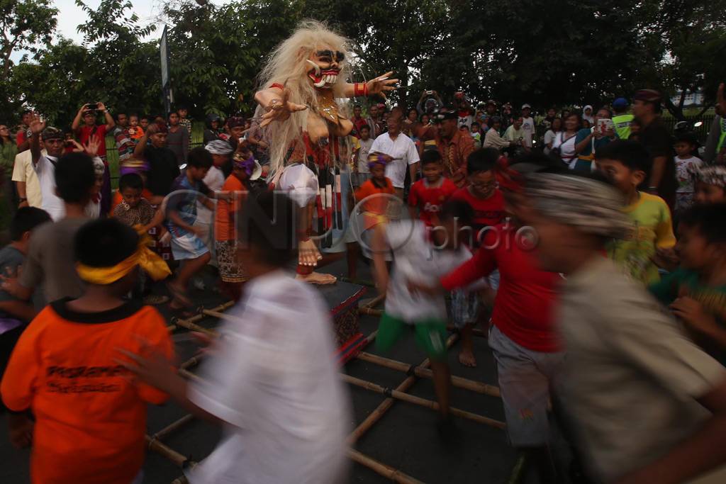 Pawai ogoh-ogoh di Surabaya