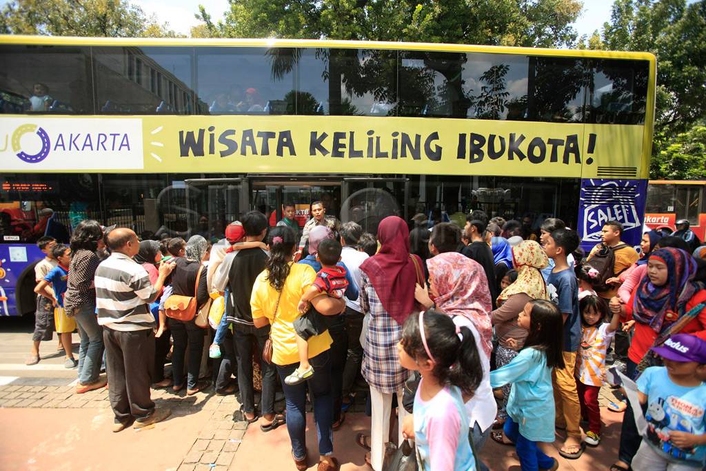 Libur, warga antre bus...