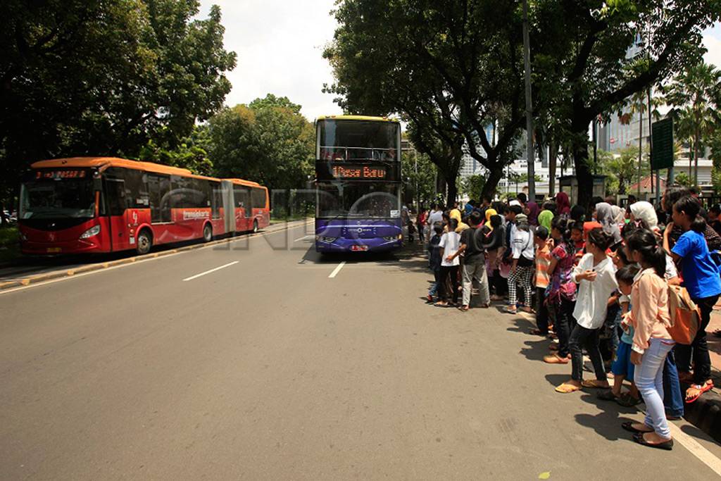 Libur, warga antre bus...
