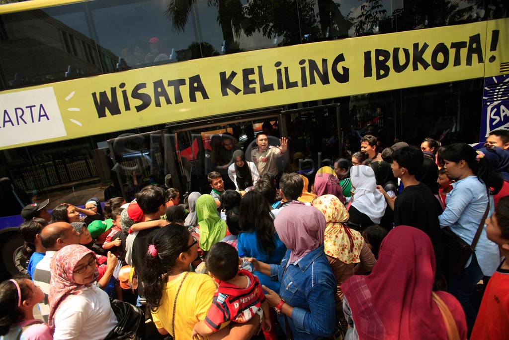 Libur, warga antre bus...