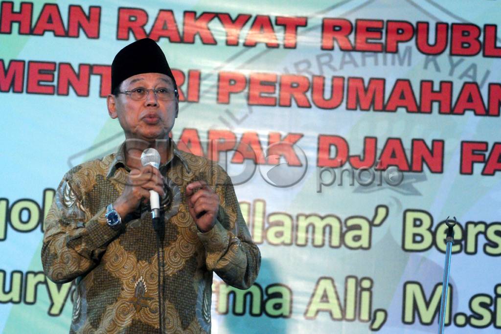 Menpera serahkan bantuan...