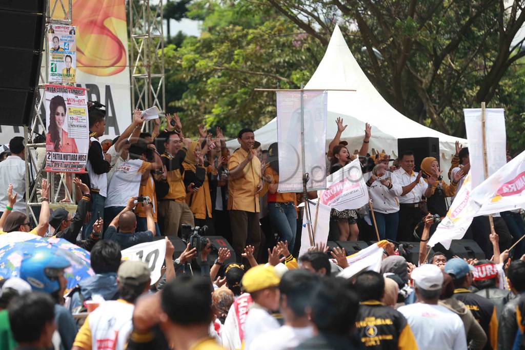 Wiranto disambut ribuan...