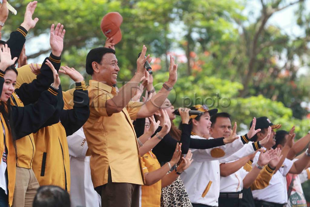 Wiranto disambut ribuan...