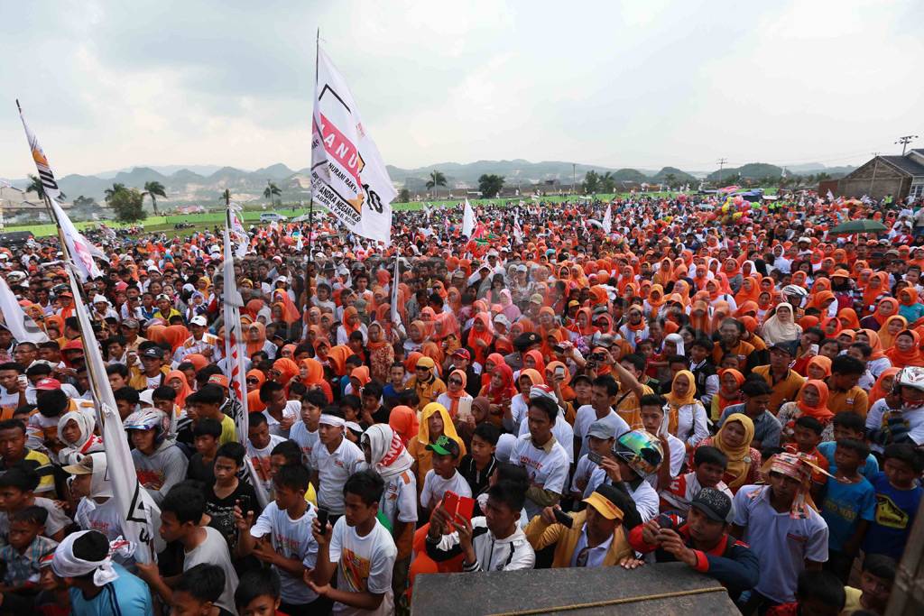 Ribuan warga padati...