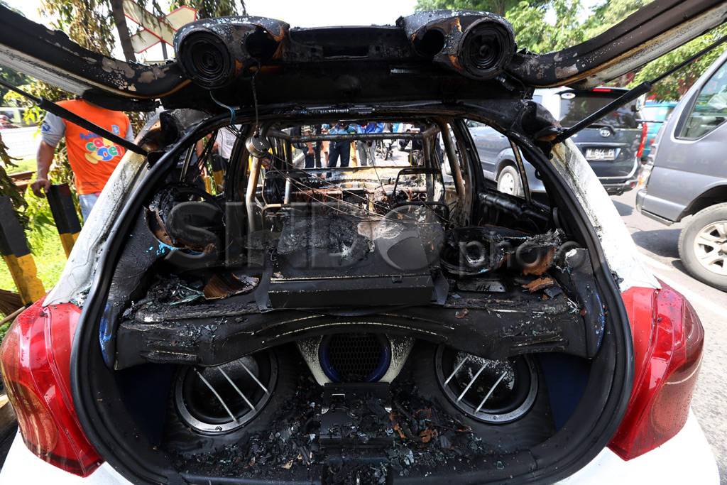 Mobil modifikasi hangus...