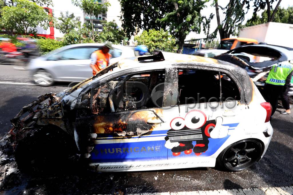 Mobil modifikasi hangus...
