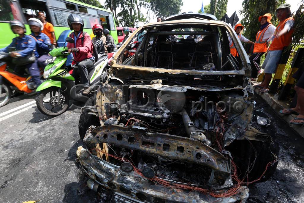 Mobil modifikasi hangus...