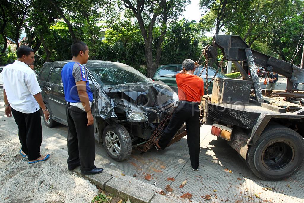 Avanza tabrak tiang...