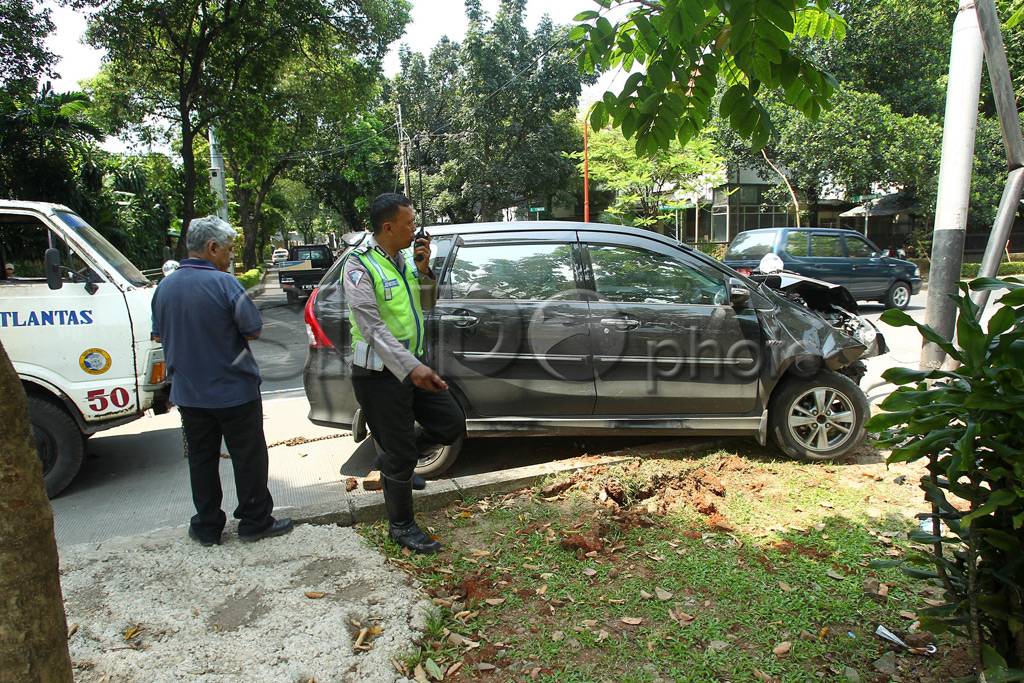 Avanza tabrak tiang...