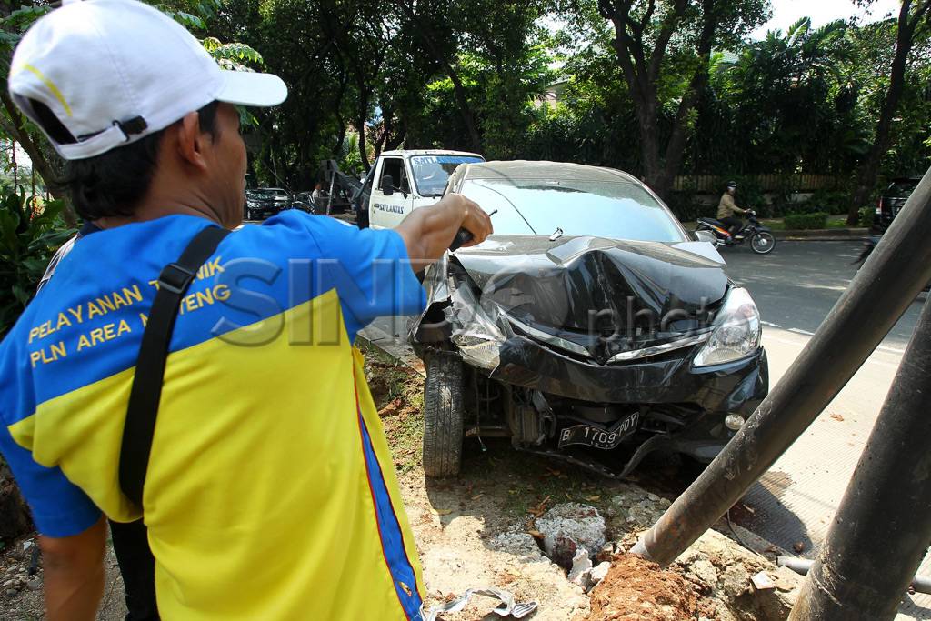 Avanza tabrak tiang...